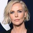 Charlize Theron abre o jogo sobre corpo aos 50: 'Pilates mudou tudo e eu calculo cada refeição'