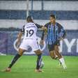 Sob chuva, Corinthians vence Grêmio e dispara na liderança do Brasileirão Feminino