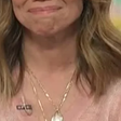 Emoção! Apresentadora chora ao falar que está com câncer de mama