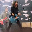 Foo Fighters servem sangue, tripas e rock and roll em novo vídeo 'Spit Shine', cheio de zumbis