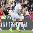 Benfica tropeça no Famalicão e Porto está com a mão na taça