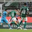 Paulinho celebra retorno após 302 dias e promete: 'Quero voltar aos 100%, fazer gols, dar títulos'