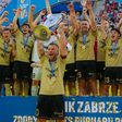 Podolski, aos 40 anos, lidera título histórico e encerra jejum de 38 anos