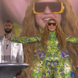 Shakira em Copacabana: Shakira abre show com "La Fuerte", surpreende público e surge com bandeira do Brasil estampada