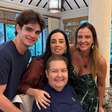 Como está Faustão hoje? Aos 76 anos, apresentador surge em cadeira de rodas em fotos inéditas com esposa e filhos e web nota detalhe: 'Está com uma carinha...'