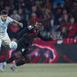 Entre fumaça e expulsões, Athletico e Grêmio empatam sem gols na Arena da Baixada