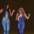 "Muito amor": Ivete recebe flores de Shakira após show histórico em Copacabana, com direito a recado para ex