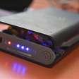 Power bank pode explodir em avião? Veja por que sim