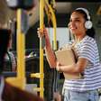 Ceder o lugar no transporte público parece um gesto gentil: mas psicólogos revelam o que esse hábito realmente esconde