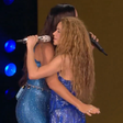Ivete Sangalo dá tapinhas na bunda de Shakira no meio do megashow; veja