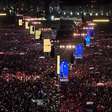 Imagens aéreas mostram praia de Copacabana completamente lotada em show de Shakira