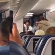 Passageira causa atraso em voo ao se recusar a desligar celular e acaba detida nos EUA