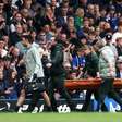 Jovem do Chelsea "apaga" após choque de cabeça e sai de maca