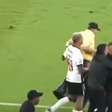 Jogador do Vasco empurra Renato Gaúcho ao comemorar gol de empate contra o Flamengo; assista