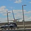Avião proveniente de Veneza atinge poste e caminhão durante pouso nos EUA
