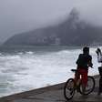 Ressaca atinge o Rio de Janeiro com ondas de até 3 metros; veja a previsão do tempo