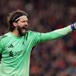 Gigante europeu mira Alisson e pode tirar goleiro do Liverpool