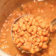 Pouca gente sabe, mas colocar este alimento comum na panela do feijão é a principal causa de gases e barriga estufada