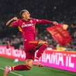 Wesley marca, Roma goleia a Fiorentina e ainda sonha com Champions