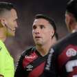 VAR não revisa expulsão contra Athletico-PR e Grêmio passa impune em lance: "Prejudica"