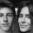 Carolina Dieckmmann recebe elogios por semelhanças com o filho e novo visual: 'Arrasa de qualquer jeito'