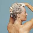 Cabelo impecável e sem frizz: 3 ajustes simples que te deixam com cabelo de salão lavando em casa