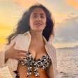 Musculação é ótimo, mas a yoga restaurativa é ainda melhor para definir os músculos: aos 59 anos, Salma Hayek é adepta do exercício para a longevidade. 'Ficará surpreso com o efeito que isso pode ter'