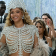 Beyoncé chega ao Met Gala 2026 e rouba a cena no tapete vermelho