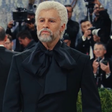 Irreconhecível? Bad Bunny surge com aparência envelhecida no Met Gala 2026