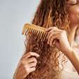 Se você gasta dinheiro com produtos para dar brilho ao cabelo, está fazendo errado: a solução está na sua cozinha