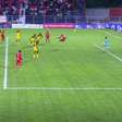 Vídeo: jogador faz malabarismo bizarro e faz gol digno de Prêmio Puskas