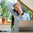 Alongamento no trabalho: 5 movimentos para aliviar dores nas costas
