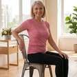 Um especialista em mobilidade propõe uma rotina de cinco exercícios de pilates na cadeira, ideal para pessoas com 60 anos; é simples, segura e acessível