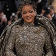 Rihanna transforma conceito de "concha" em look no Met Gala 2026