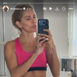 Barriga trincada rouba a cena em treino de Deborah Secco