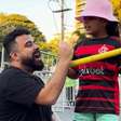 Jorginho realiza sonho de torcedora viral do Flamengo após tragédia familiar; vídeo