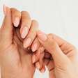 7 unhas minimalistas e elegantes que vão dominar o seu visual e são fáceis de fazer em casa