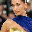 Met Gala 2026: Hailey Bieber usa look de ouro 14k e detalhe envolvendo Gigi Hadid chama atenção; entenda