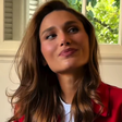 Sasha mostra como usar jaqueta vermelha com estilo junto com peças curingas