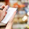 Você ainda anota a sua lista de compras no papel? A psicologia diz que você não é antiquado e cita vantagem