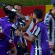 Neymar abraça e dá empurrão em Robinho Jr. após marcar pelo Santos na Sul-Americana; assista