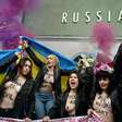 Membros do Pussy Riot lideram protesto contra Rússia na Bienal de Veneza