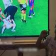 Mavie dá bronca em jogador que bateu em Neymar durante jogo: 'Não pode fazer isso'