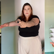 Jovem com condição rara que a impede de virar palmas das mãos para cima explica improviso para carregar objetos