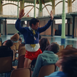 Harry Styles dança (o tempo todo) e (ocasionalmente) participa de reuniões escolares no videoclipe de 'Dance No More'