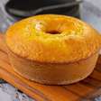 Quem prova, aprova: esse é o melhor bolo de fubá cremoso da vida, feito no liquidificador e nem precisa de muitos ingredientes
