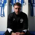 Brighton renova com técnico mais jovem da história da Premier League