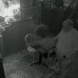 Ed Motta joga cadeira durante confusão em restaurante; músico se explica