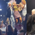 Moacyr Franco dá beijo na boca e puxa cabelo de mulher em evento em SC
