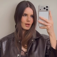 Camila Queiroz posa para campanha de Dia das Mães com look marrom de R$ 740
